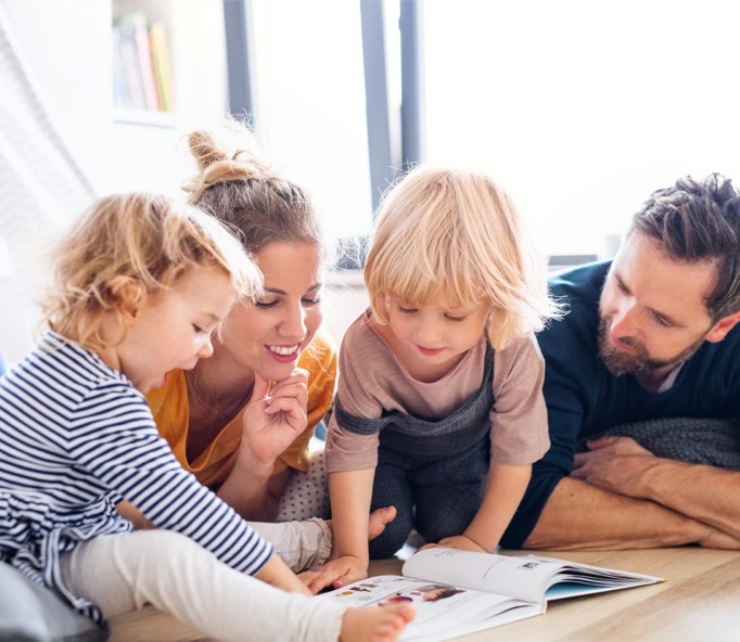 Des parents avec 2 enfants